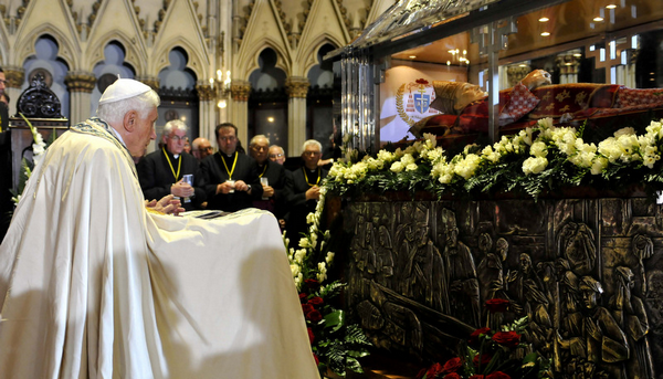 PRVI PRVI NA SKALI Papa Benedikt XVI 2011 u molitvi za Alojzija Stepinca