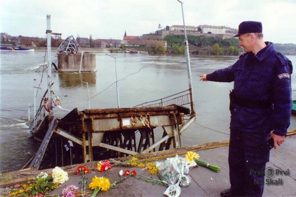 PRVI PRVI NA SKALI Hronologija NATO bombardovanja SRJ 1. april 1999. srusen Varadinski most