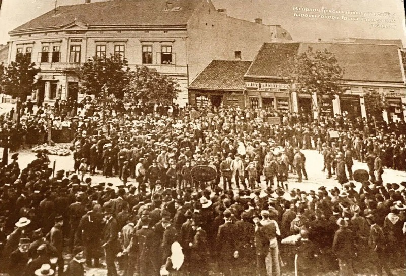 Prvomajski miting na kome govori Trisa Kaclerovic u centru Kragujevca 1909.