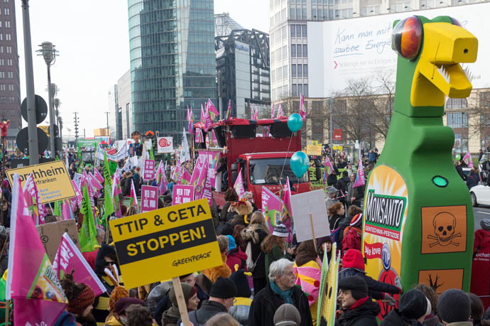 U Berlinu veliki protest protiv GMO, TTIP i mega-farmi (VIDEO)