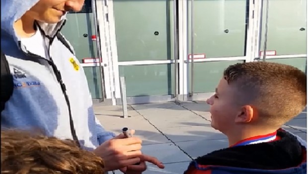 Košarkaš Nemačke ne da autogram dečaku iz Srbije (VIDEO)