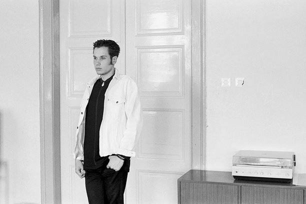 Petar Mirosavljavić, iz serije fotografija Maturanti, Sremska Mitrovica, crno-bela fotografija 24x36 cm, 2000, kolekcija CEF