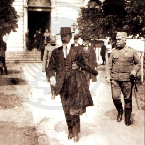 Stepa Stepanović ispred zgrade Načelstva u Kragujevcu