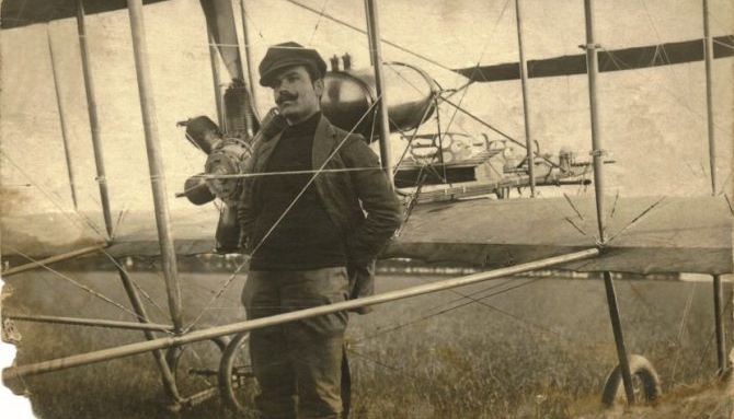 Ispred aviona farman za vreme obuke u Etampu 1912.