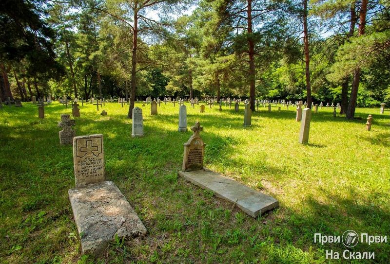 PRVI PRVI NA SKALI Staro vojničko groblje u kragujevačkim Šumaricama Uvod 013