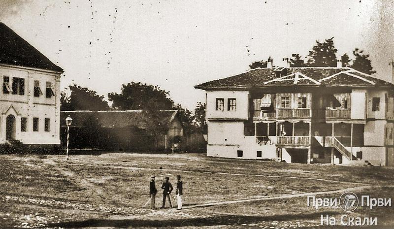 PRVI PRVI NA SKALI 11 Kragujevački Šareni konak (desno) i Konak kneza Mihaila (levo), u kome se nalazila Treća rezervna vojna bolnica