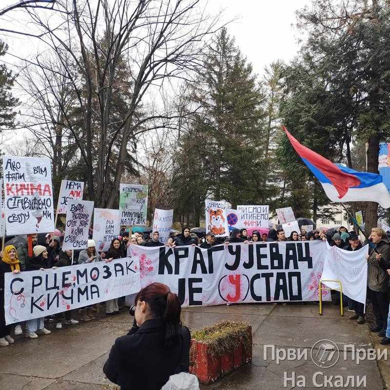Dvostruki protest u Kragujevcu - od bivseg Suda do Palate pravde i od Skupstine do RTK 6