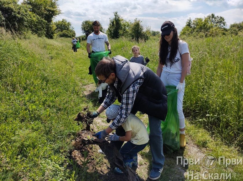 PRVI PRVI NA SKALI Zavrni rukave do sada najveca 399 lokacija 11.700 ucesnika 20.300 dzakova Kragujevac 8 lokacija 6 PRVI PRVI NA SKALI Zavrni rukave do sada najveca 399 lokacija 11.700 ucesnika 20.300 dzakova Kragujevac 8 lokacija 6
