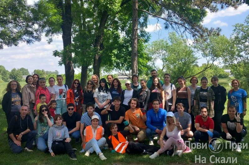 PRVI PRVI NA SKALI Zavrni rukave do sada najveca 399 lokacija 11.700 ucesnika 20.300 dzakova Kragujevac 8 lokacija 9 PRVI PRVI NA SKALI Zavrni rukave do sada najveca 399 lokacija 11.700 ucesnika 20.300 dzakova Kragujevac 8 lokacija 9