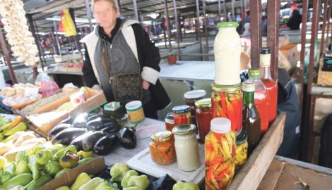 Nelegalna trgovina zimnicom na pijacama: Prodaju kečap i ajvar na crno