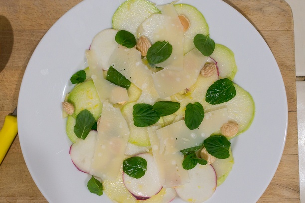 Salata od kelerabe i jabuke