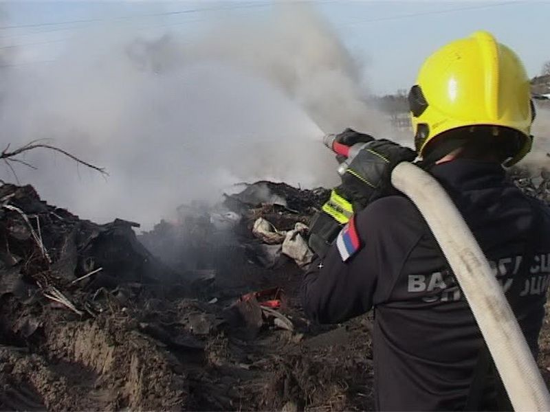 Požar u Beloševcu još uvek ponegde tinja