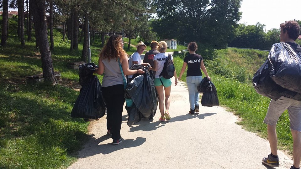 Mladi u akciji čišćenja spomen-parka Šumarice i obala jezera Šumarice