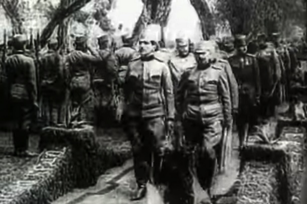 NJ. V. Kralj Aleksandar I obilazi jedinice srpske vojske na Krfu 1916.