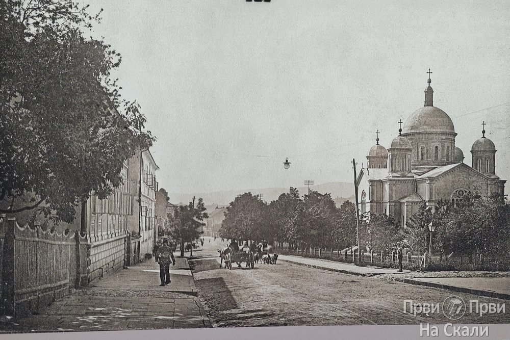 Pogled niz Glavnu ulicu pored Saborne crkve, oko 1915.