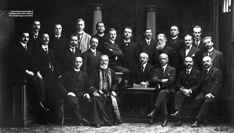 Jugoslovenska delegacija na Kongferenciji mira u Versaju 1919. Cvijić sedi za stočićem.